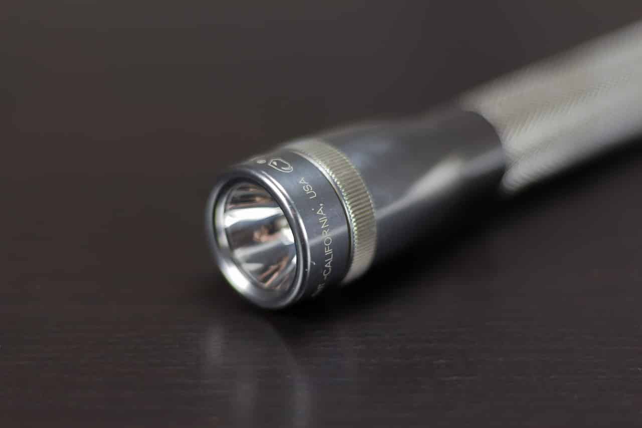 How To Change The Battery Of A Maglite Flashlight? Battery Tools