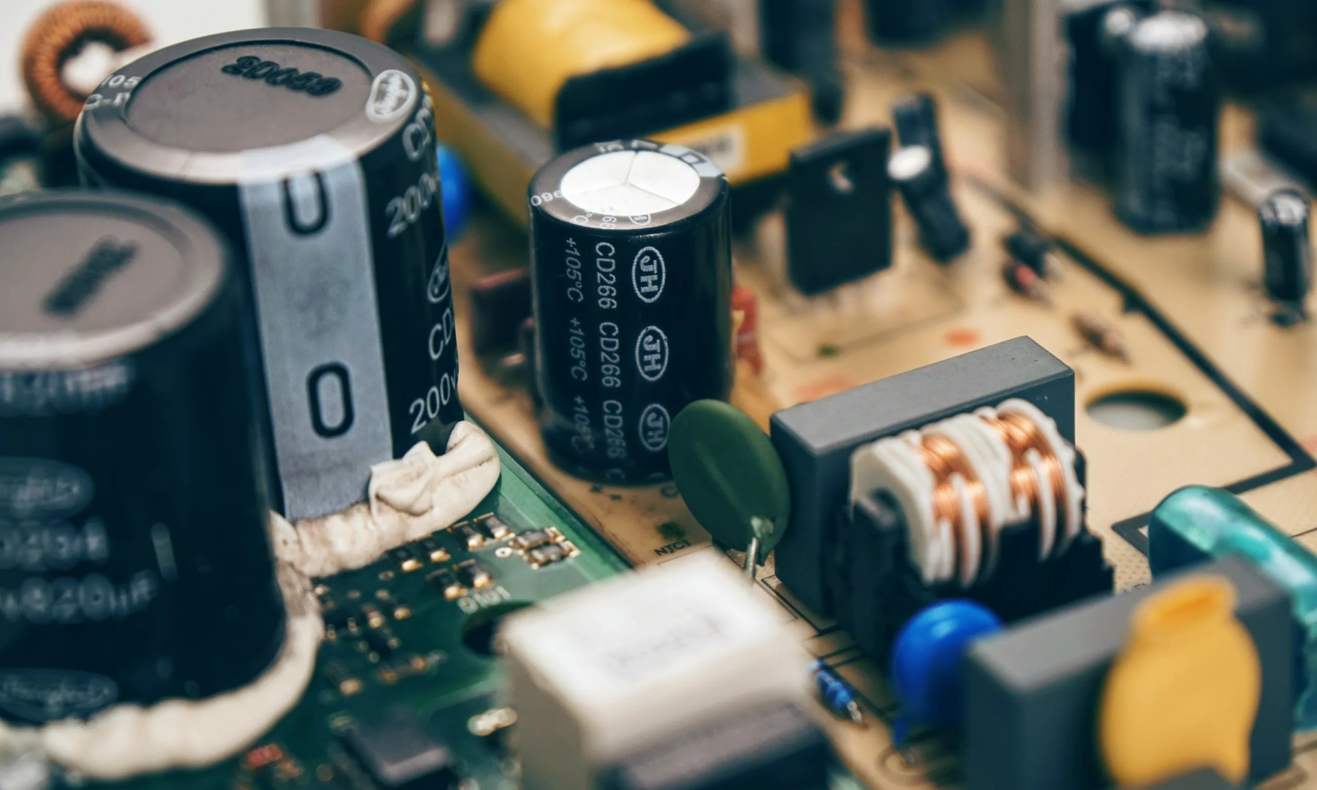 What's the Difference Between a Battery and a Capacitor?