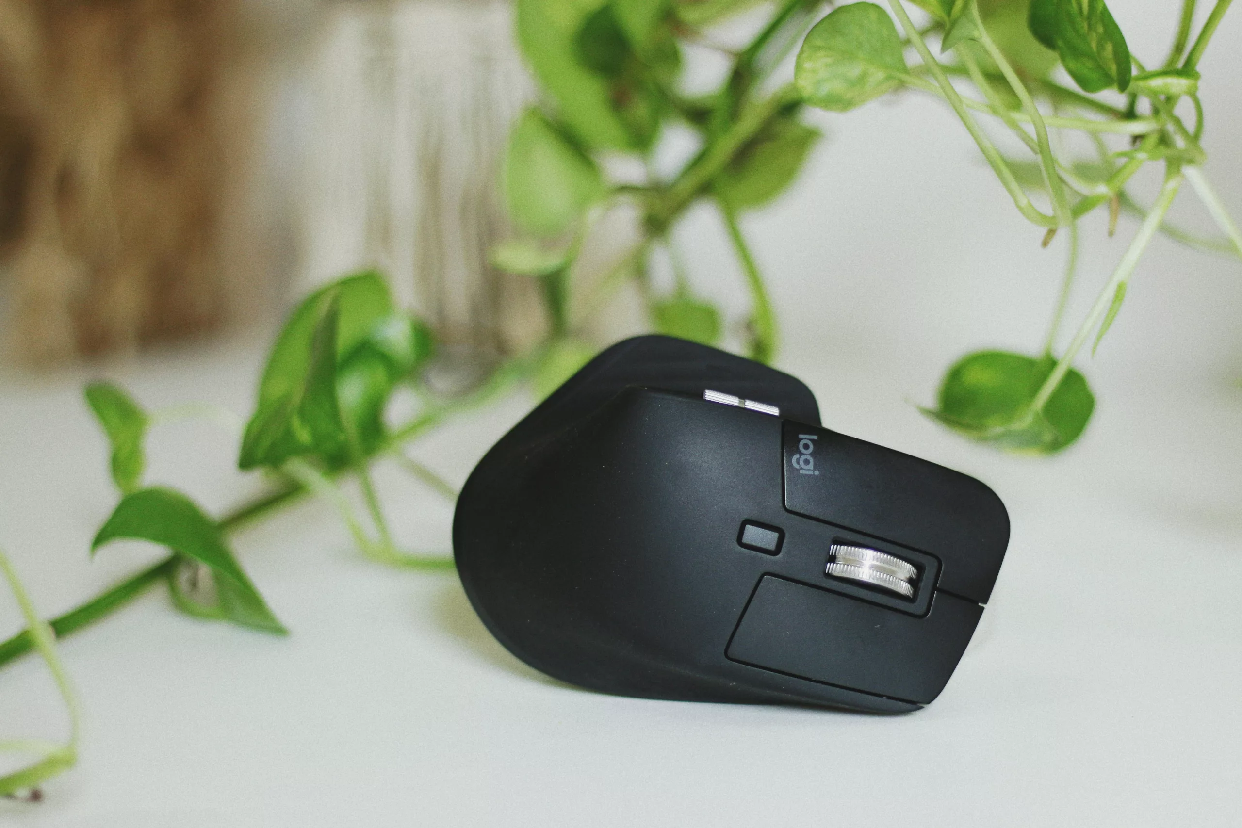 How Do You Change the Battery in a Logitech Wireless Mouse M215?