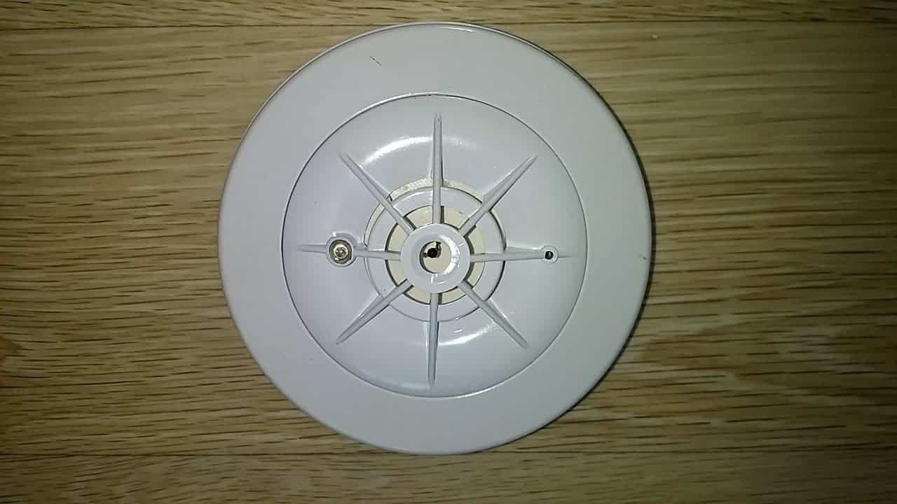 Why Is My Smoke Detector Still Beeping With New Battery? Battery Tools